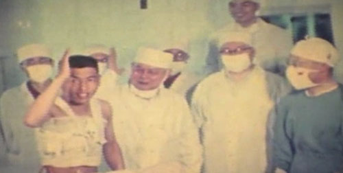 Китайский пациент после успешной операции на открытом сердце, где вместо анестезии было применено иглоукалывание